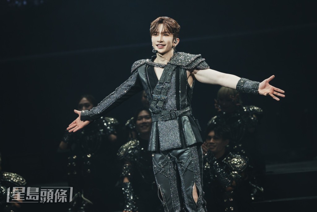 Anson Lo「銀灰戰士」Look。 Anson Lo「銀灰戰士」Look。
