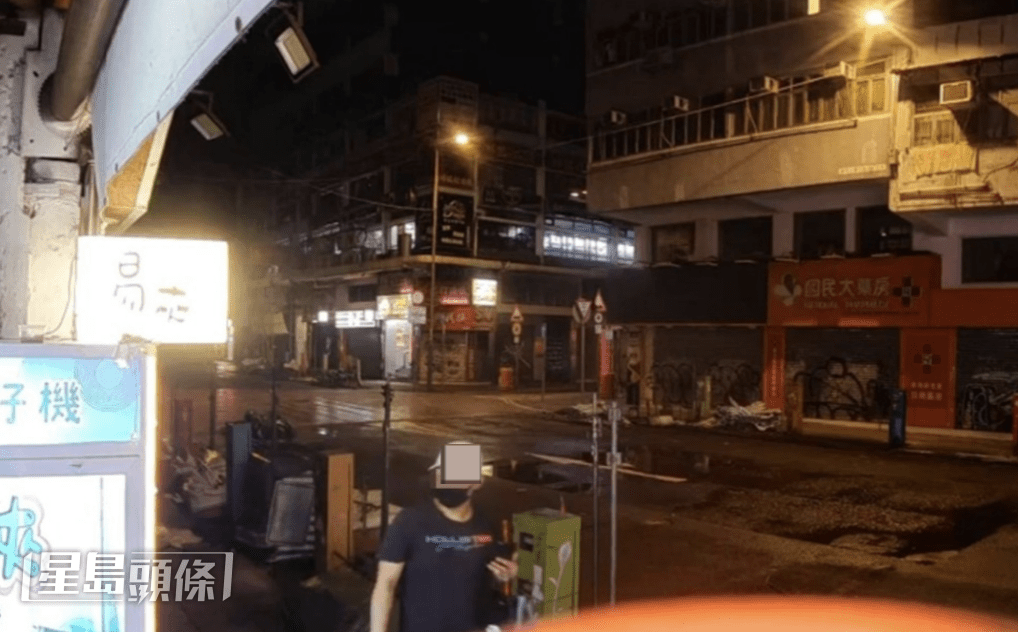 根據店方提供的監控片段顯示,事發於今日凌晨3時35分,當時一名頭戴白色鴨舌帽(Cap帽)、面蒙黑色口罩的男子步入店內。店舖負責人易先生提供 根據店方提供的監控片段顯示,事發於今日凌晨3時35分,當時一名頭戴白色鴨舌帽(Cap帽)、面蒙黑色口罩的男子步入店內。店舖負責人易先生提供