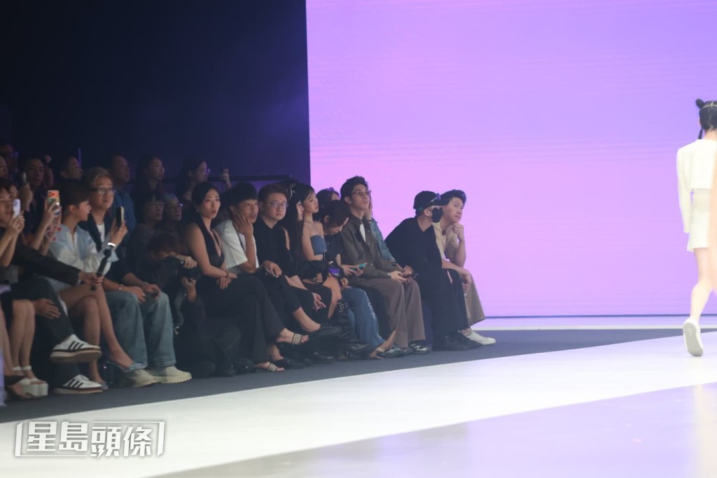 王浩信戴上口罩及帽一身全黑色打扮。 王浩信戴上口罩及帽一身全黑色打扮。