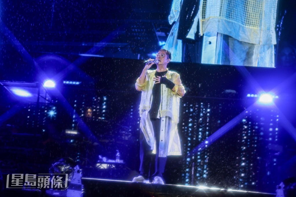 當中9月舉行的惠州站,獲3萬位歌迷冒着風雨在台下支持,更令校長難忘。 當中9月舉行的惠州站,獲3萬位歌迷冒着風雨在台下支持,更令校長難忘。