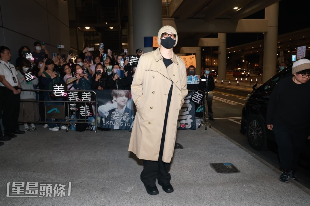 半百「姜糖」（粉絲暱稱）手持應援物品到機場接機。