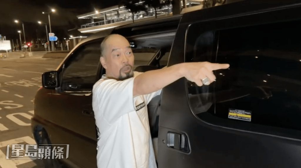 撞車後,身穿T恤牛仔褲的葛民輝自行步出車廂,其後前往取回自己座駕,離開前還接受了記者訪問,講述車禍經過和感受。 蔡楚輝攝 撞車後,身穿T恤牛仔褲的葛民輝自行步出車廂,其後前往取回自己座駕,離開前還接受了記者訪問,講述車禍經過和感受。 蔡楚輝攝