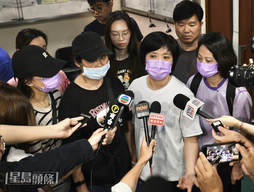 外勞(左一)吳小姐、(左二)李小姐來港工作約1年,昨日被通知要在今日搬離宿舍。何君偉攝 外勞(左一)吳小姐、(左二)李小姐來港工作約1年,昨日被通知要在今日搬離宿舍。何君偉攝