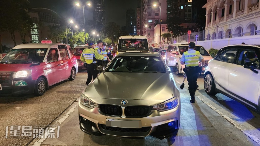 寶馬私家車因車窗玻璃顏色過深,被警方交通部人員截停調查。黎志偉攝 寶馬私家車因車窗玻璃顏色過深,被警方交通部人員截停調查。黎志偉攝