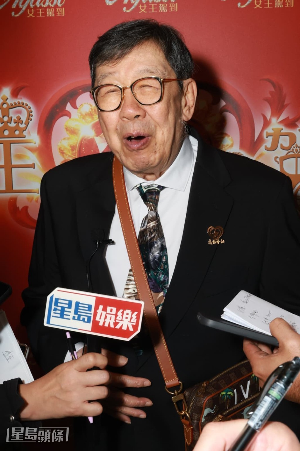對於一眾好友為他預祝生日，他感到開心又意外。
