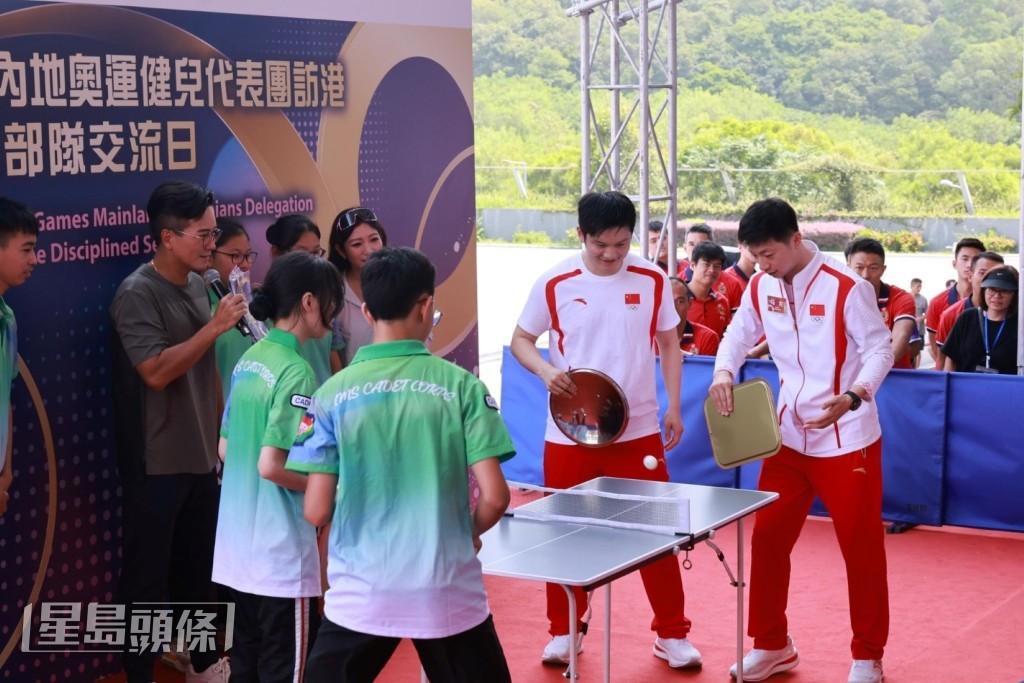 五屆「老將」馬龍及樊振東與紀律部隊揸鑊蓋打乒乓。 五屆「老將」馬龍及樊振東與紀律部隊揸鑊蓋打乒乓。