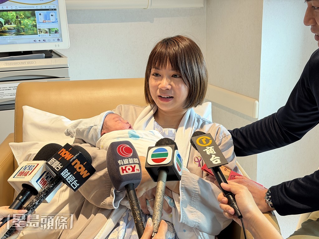 何太形容儿子元旦出世是她人生最好的成绩表。梁国峰摄 何太形容儿子元旦出世是她人生最好的成绩表。梁国峰摄