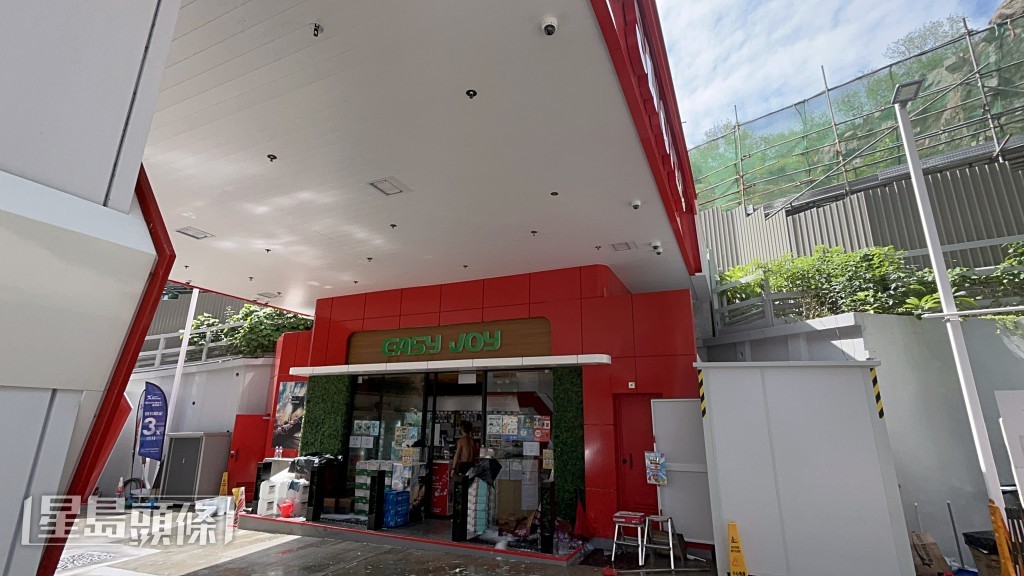 油站天花消防灑水掣被工程車撞毀。楊偉亨攝