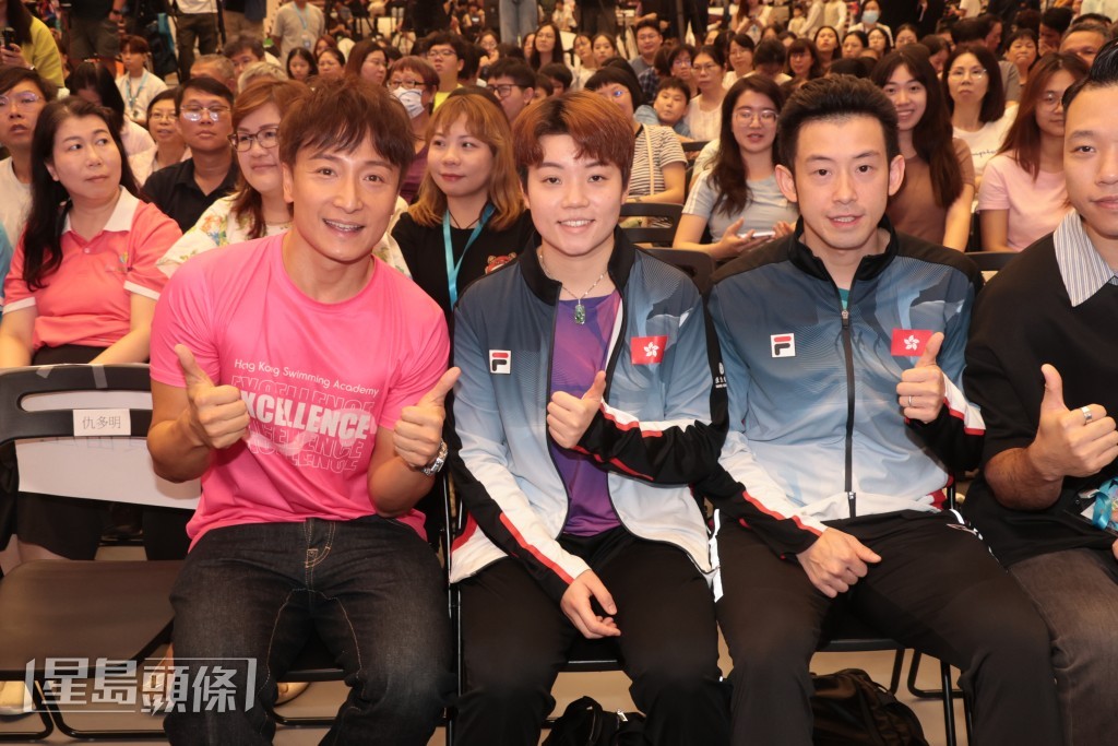 方力申與香港乒乓球運動員杜凱琹、黃鎮廷合照。