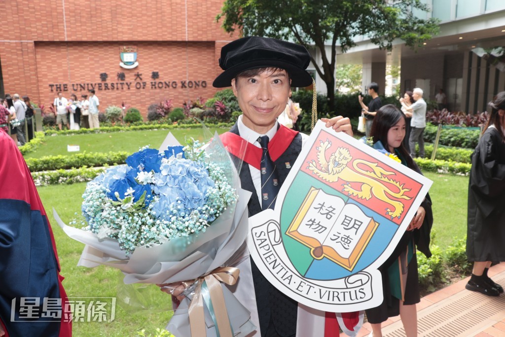伍姑娘預備了花和公仔送給哥哥，而親友也準備了一個「詞彙之王」的牌送給伍經衡。