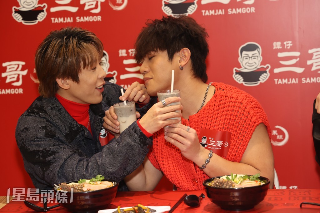 亨仔和Kim都很享受譚仔的美食和飲品。