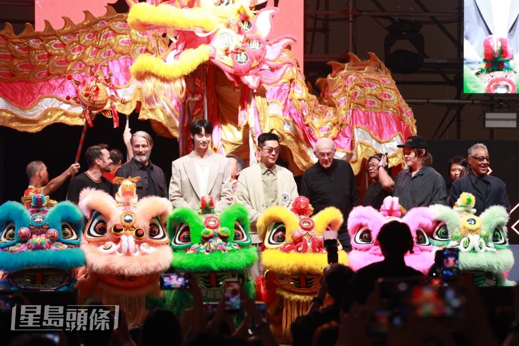 左起︰Daniel Logan、Mads Mikkelsen、邊佑錫、古天樂、Christopher Lloyd、Norman Reedus、Giancarlo Esposito大合照。