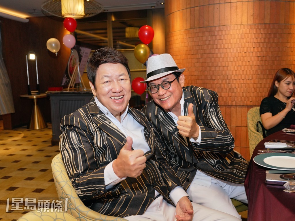 十一哥和鄧英敏以兄弟裝出席。