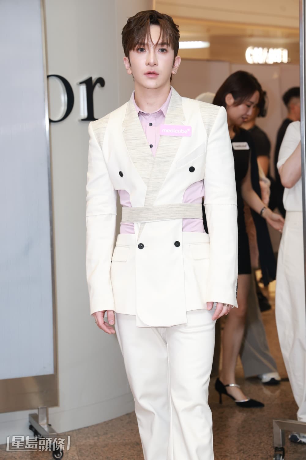 AL笑称自己很贪靓。