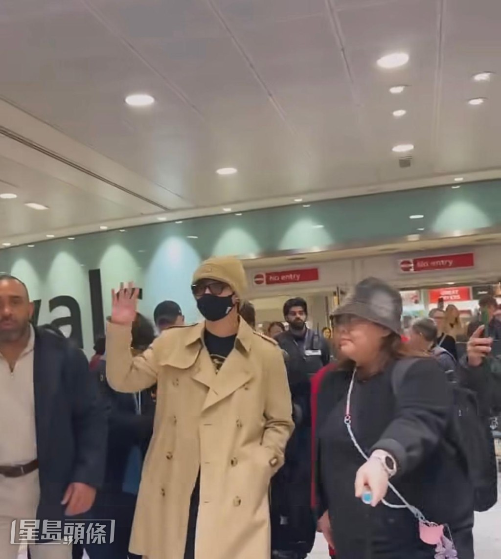 姜濤心情大好沿路對到場接機的姜糖揮手。 姜濤心情大好沿路對到場接機的姜糖揮手。