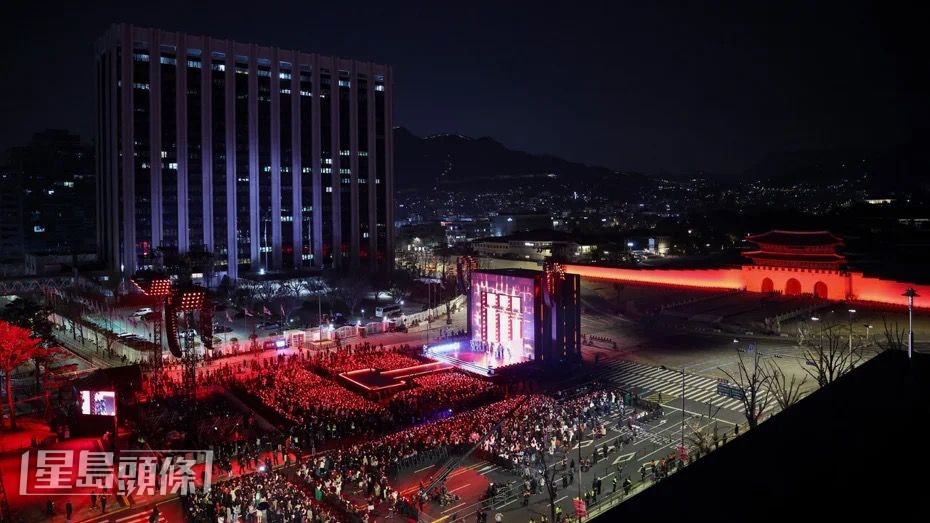 BTS昨晚在光化門演出,吸引40,000人圍觀,遠少於預期的26萬人。 BTS昨晚在光化門演出,吸引40,000人圍觀,遠少於預期的26萬人。