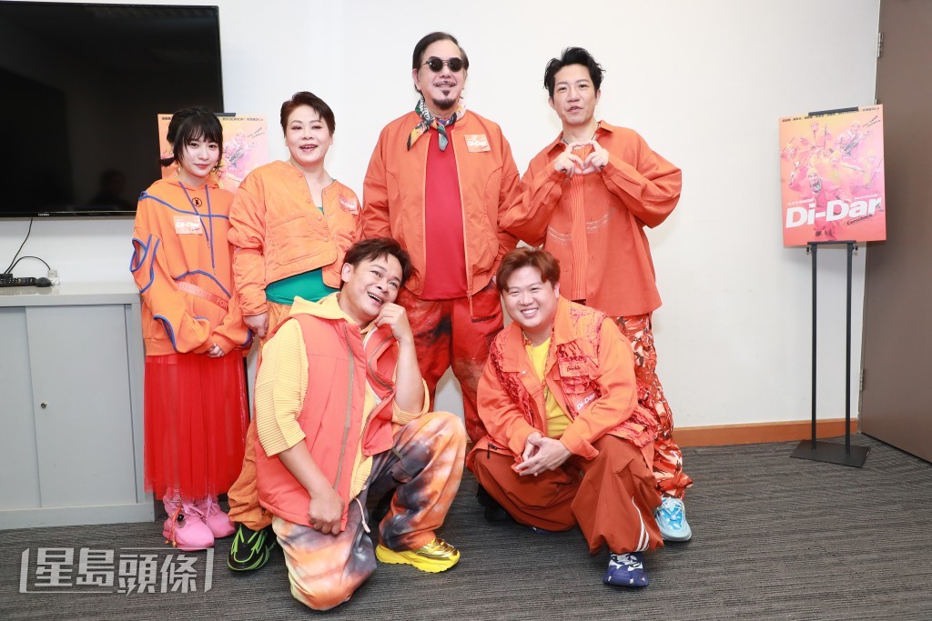 秋生自封是新人，因為他在舞台劇中需要跳唱。