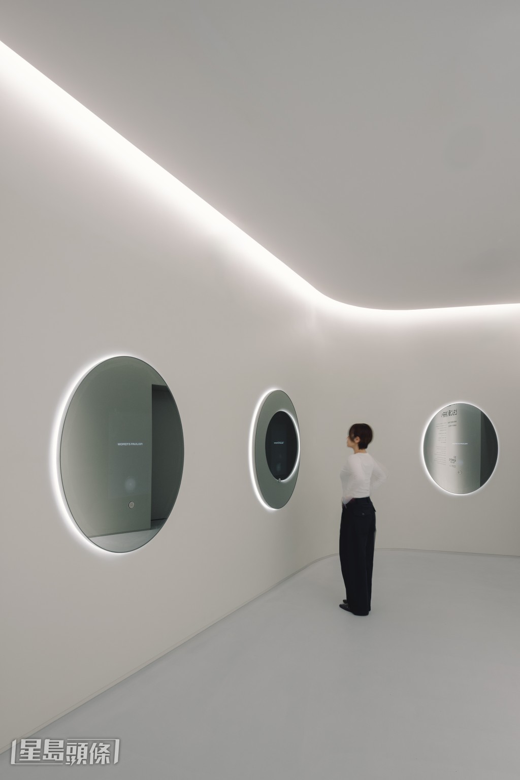 展館內不乏富未來感的陳設,探討女性賦能的主題。 展館內不乏富未來感的陳設,探討女性賦能的主題。