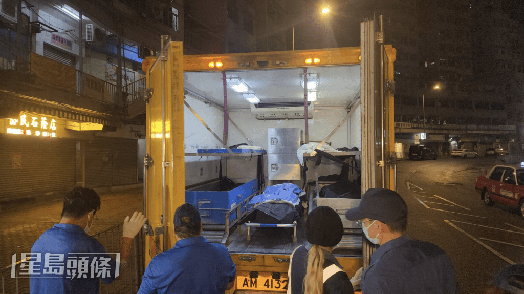 仵工舁走兩具遺體。
