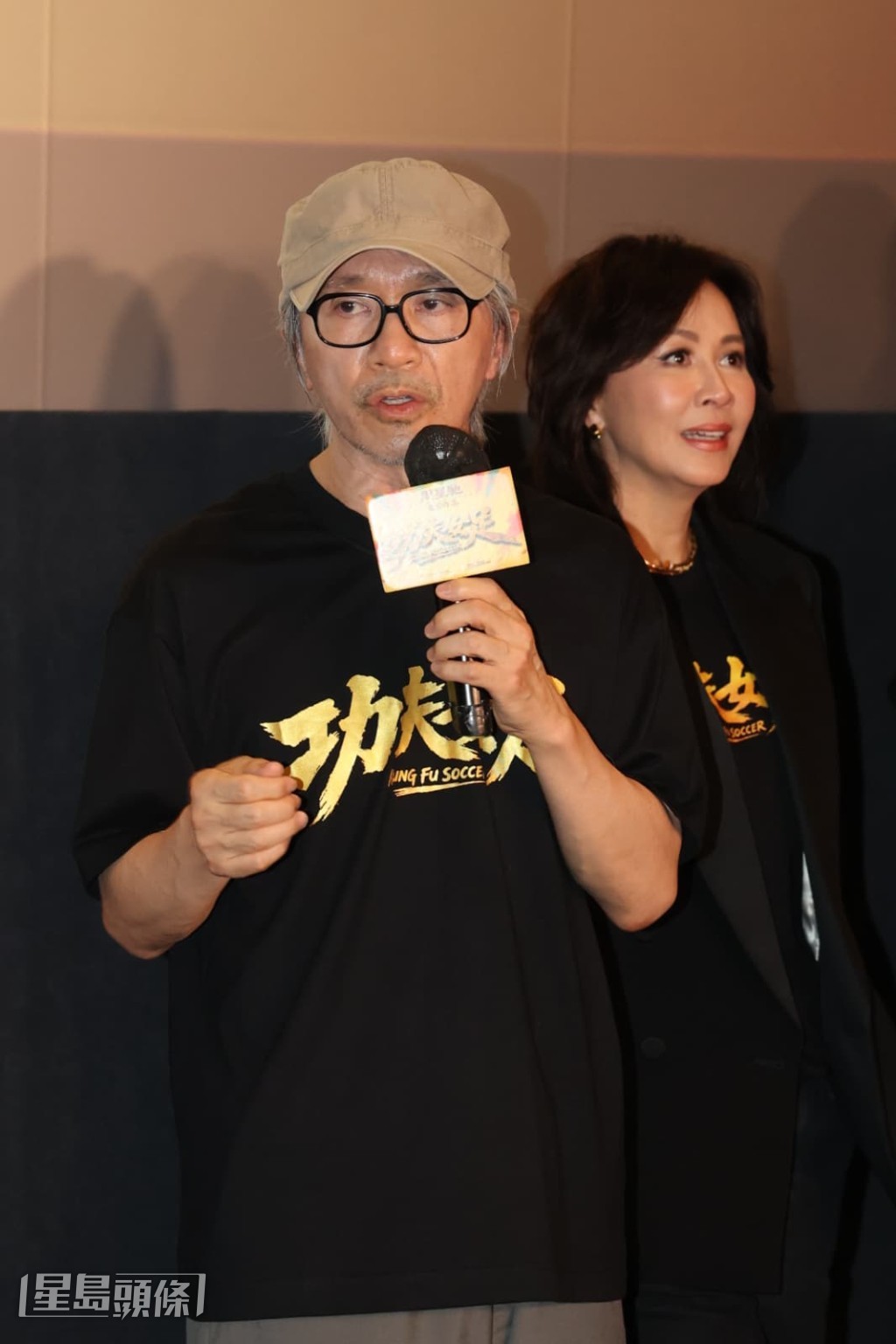 周星馳說：「香港朋友大家好，終於喺呢度可以同大家見面喇！」