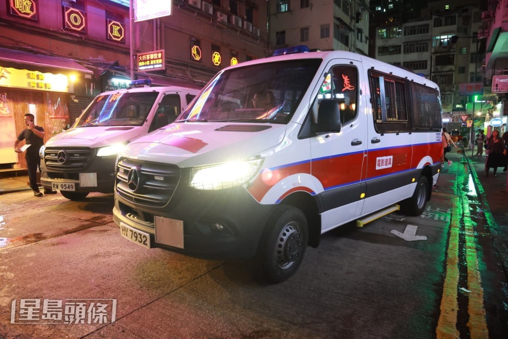 安排了三輛道具警車作背景。 安排了三輛道具警車作背景。