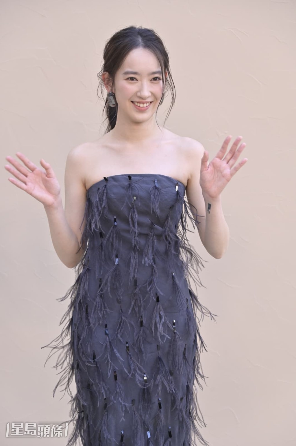 拍激吻戲份時魏浚笙的女朋友Evelyn也在場，又會否覺得尷尬？她回答說不會。
