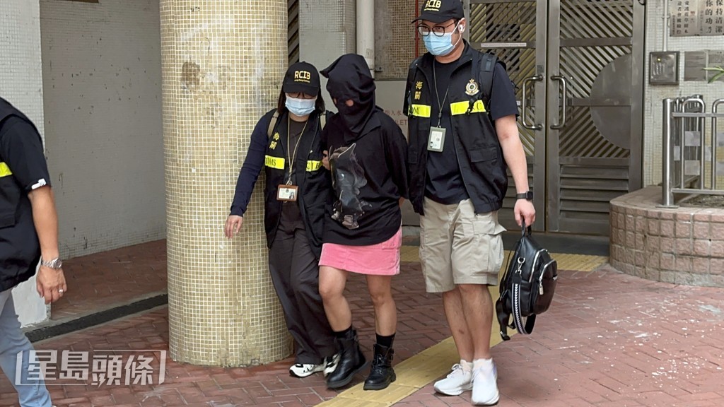 涉案印傭被帶走。梁國峰攝 涉案印傭被帶走。梁國峰攝