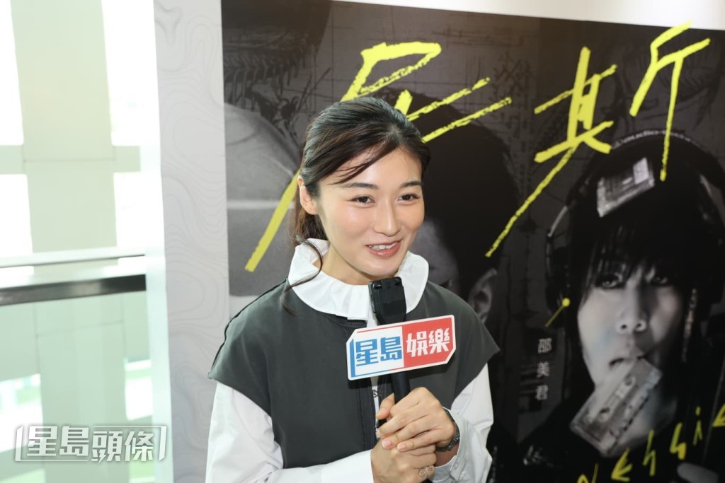 對於青雲讚她拍第一套戲便拿最佳新演員獎？她笑說：「只是『屎忽撞棍』」