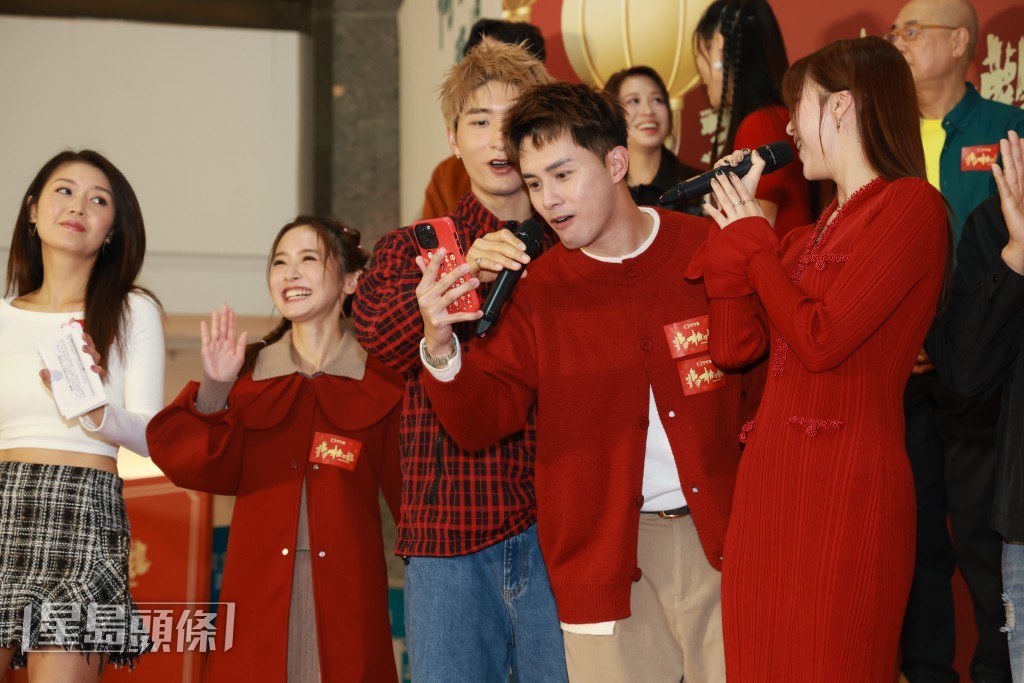 何廣沛與陳曉華一起唱歌。