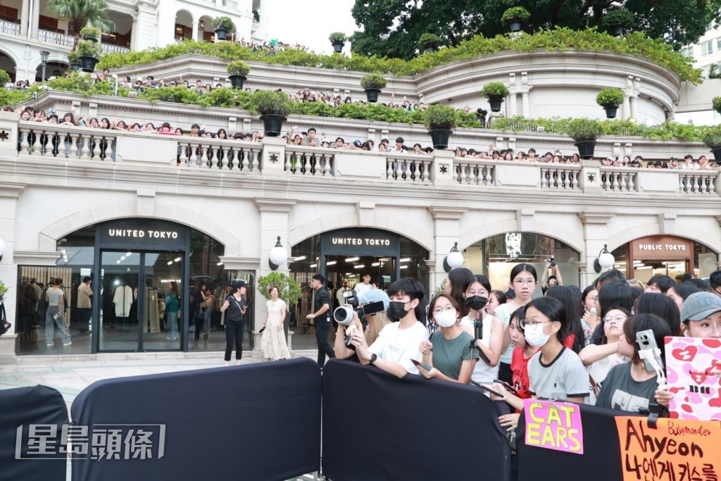 粉絲迫滿3層廣場見偶像! 粉絲迫滿3層廣場見偶像!