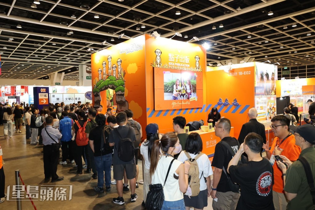 排隊等目偶像。