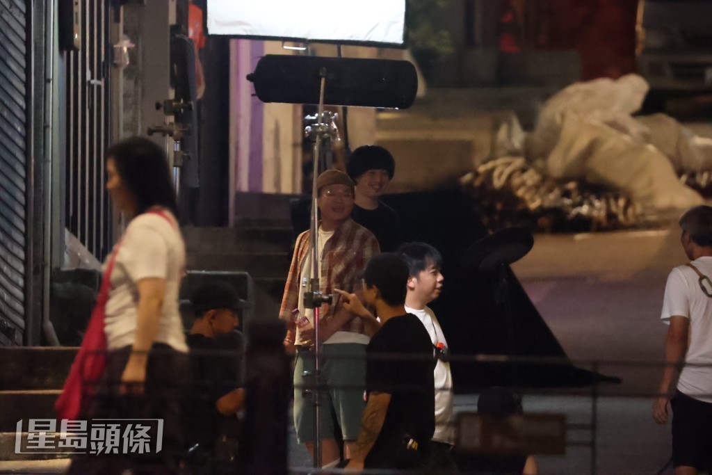 在場工作人員亦不時被二人誇張的肢體語言逗得偷笑。