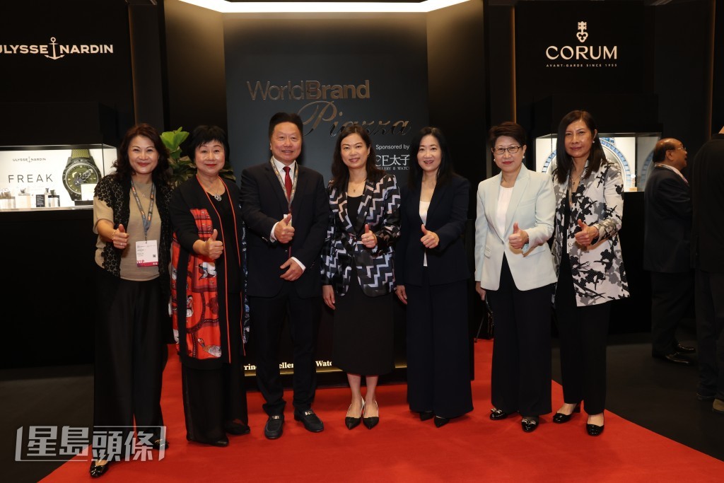 （左起）太子珠寶鐘錶董事蘇家寶、太子珠寶鐘錶執行董事朱鄧麗萍、太子珠寶鐘錶集團主席及行政總裁鄧鉅明博士MH JP、商務及經濟發展局常任秘書長黃少珠、香港貿易發展局總裁方舜文、香港貿易發展局副總裁張淑芬、香港貿易發展局助理總裁古靜敏一同見證盛事。