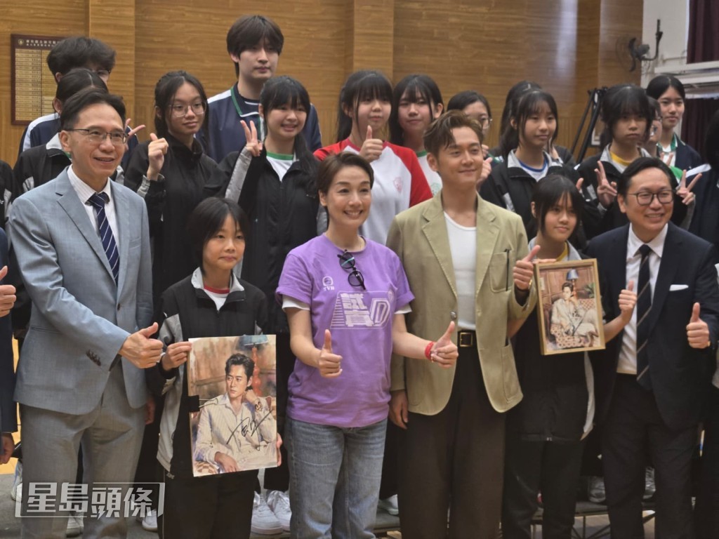 江美儀、張振朗與一眾師生影大合照。
