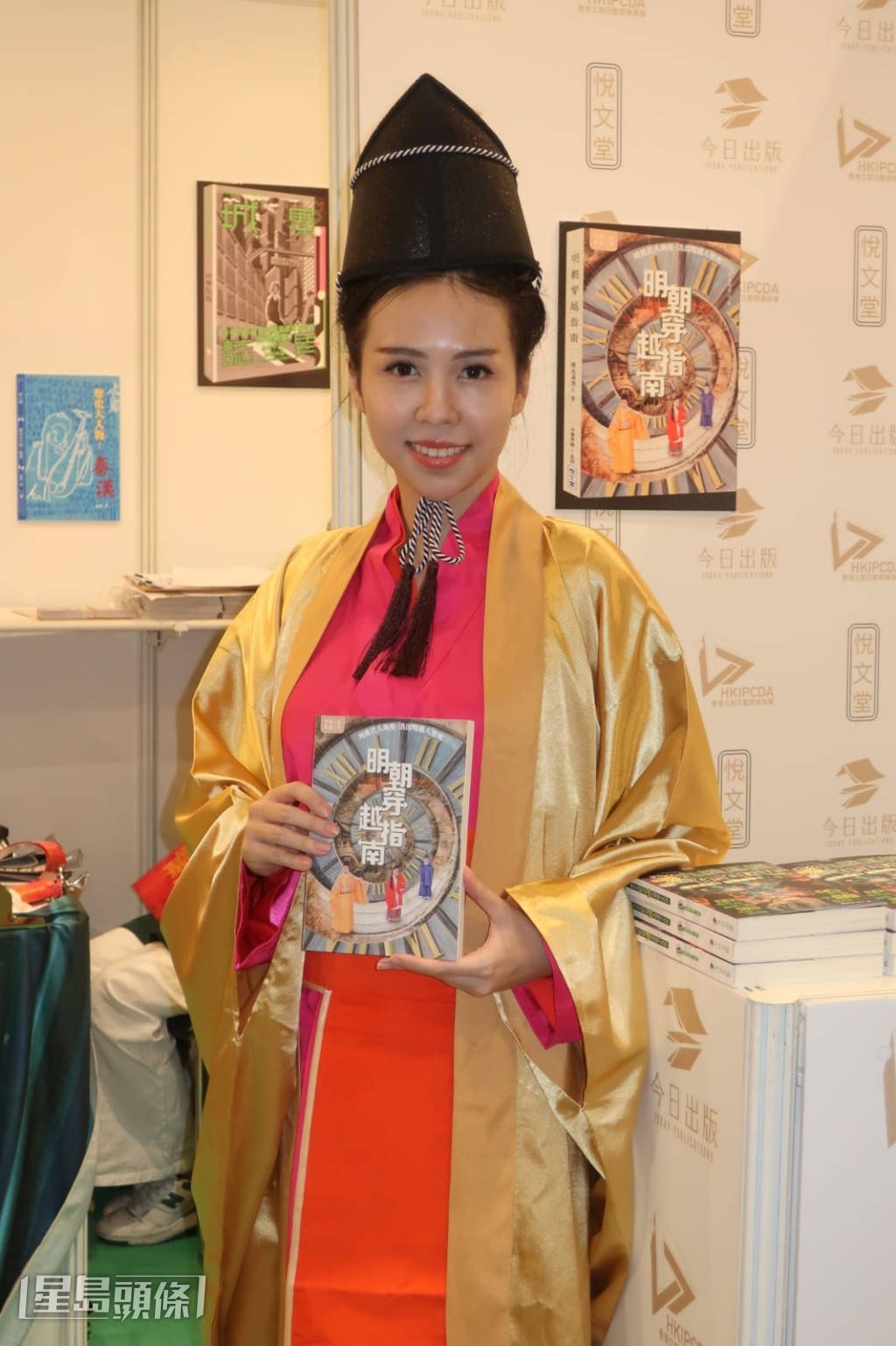 她說新書內有不同造型,而今日身穿的是明朝「東方不敗」造型。 她說新書內有不同造型,而今日身穿的是明朝「東方不敗」造型。