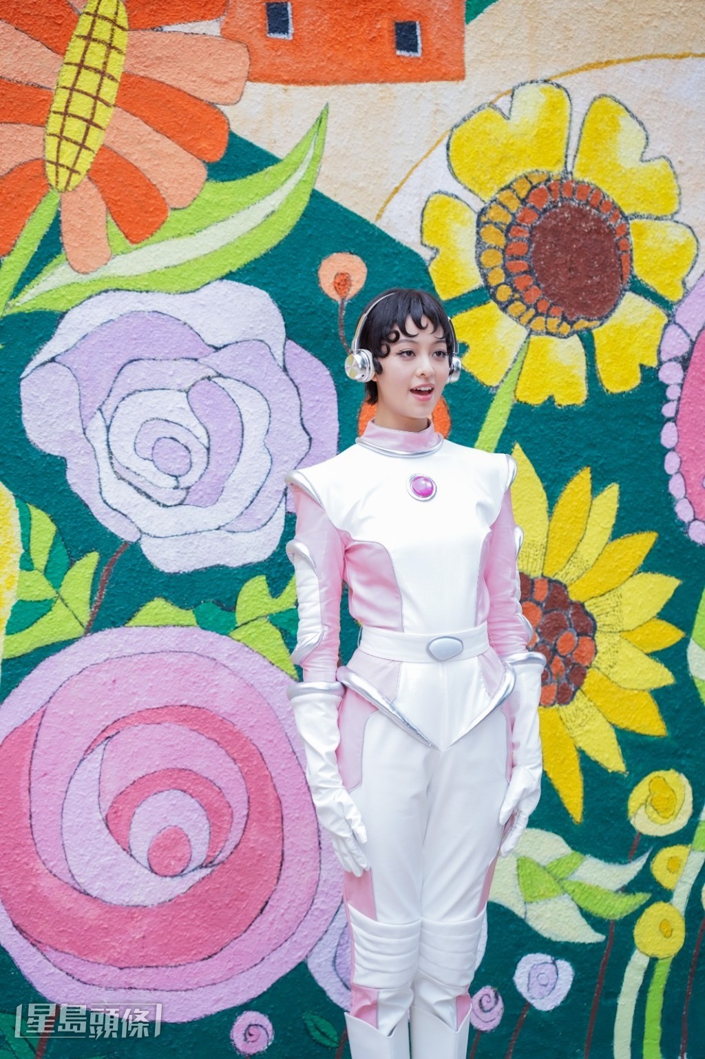 拍攝期間她在小島上的彩色村屋和壁畫中穿梭。 拍攝期間她在小島上的彩色村屋和壁畫中穿梭。