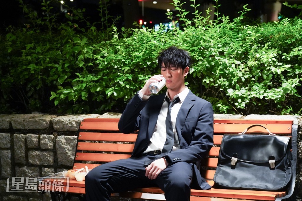 MV中Jay喝啤酒過生日。 MV中Jay喝啤酒過生日。