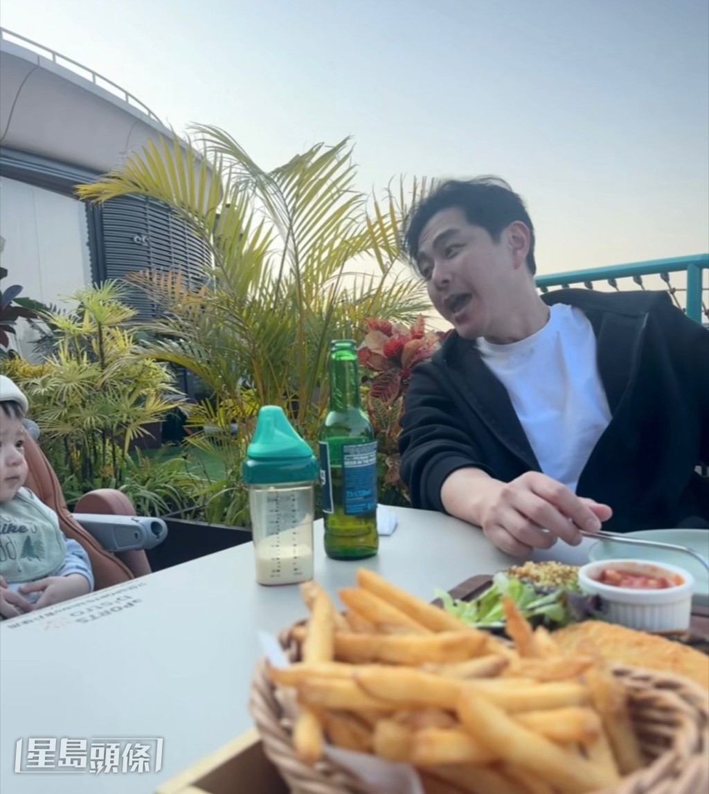 蕭哈哈一支奶,蕭正楠就一支啤酒的父子溫馨畫面。 蕭哈哈一支奶,蕭正楠就一支啤酒的父子溫馨畫面。