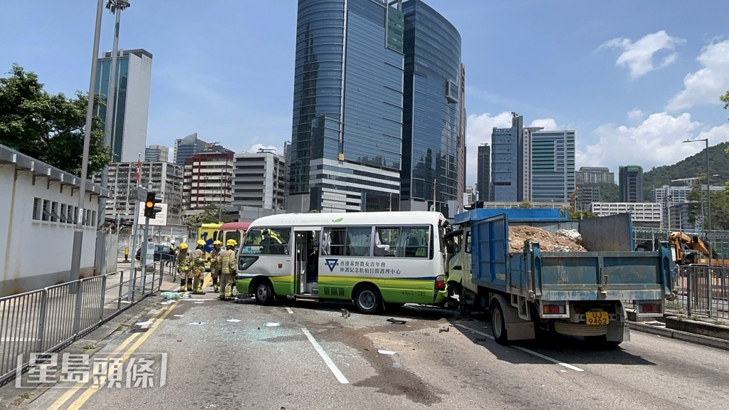 荔枝角道發生四車串燒。楊偉亨攝