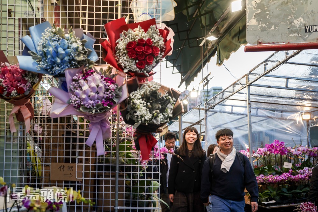 送贈愛侶鮮花,是每年情人節的「儀式感」。 送贈愛侶鮮花,是每年情人節的「儀式感」。