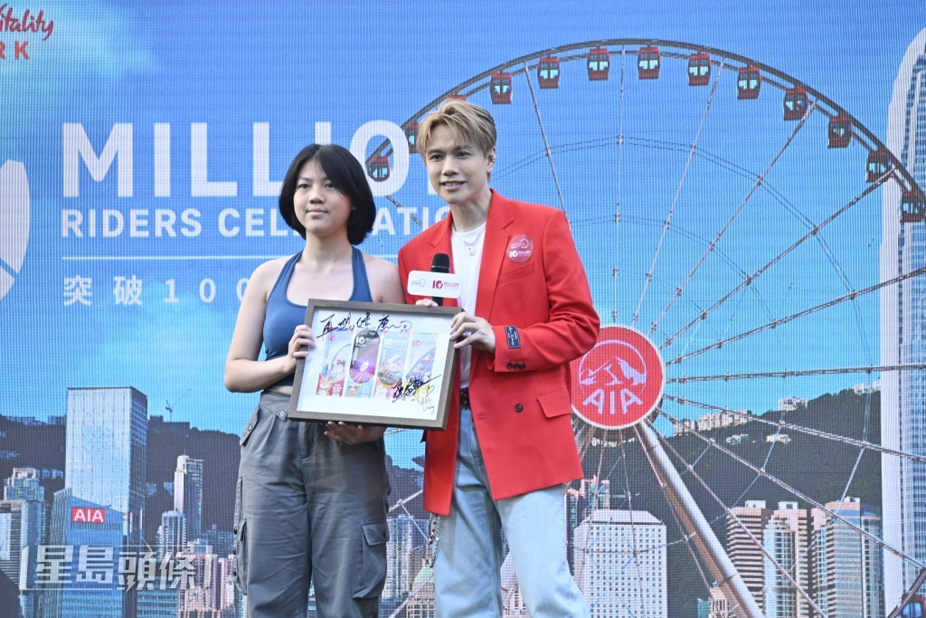 張敬軒更抽出歌迷與他一起乘坐摩天輪。