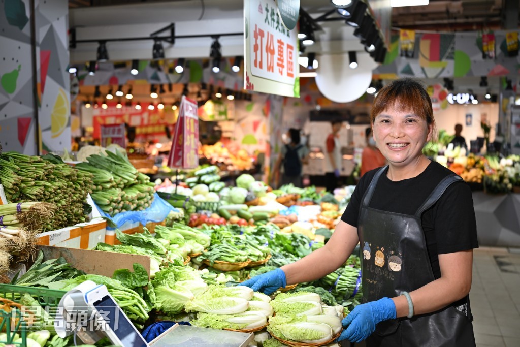 菜檔負責人鄭小姐選,雖然現在大部分蔬菜都全年有售,但仍以當造的蔬菜最美味。 菜檔負責人鄭小姐選,雖然現在大部分蔬菜都全年有售,但仍以當造的蔬菜最美味。
