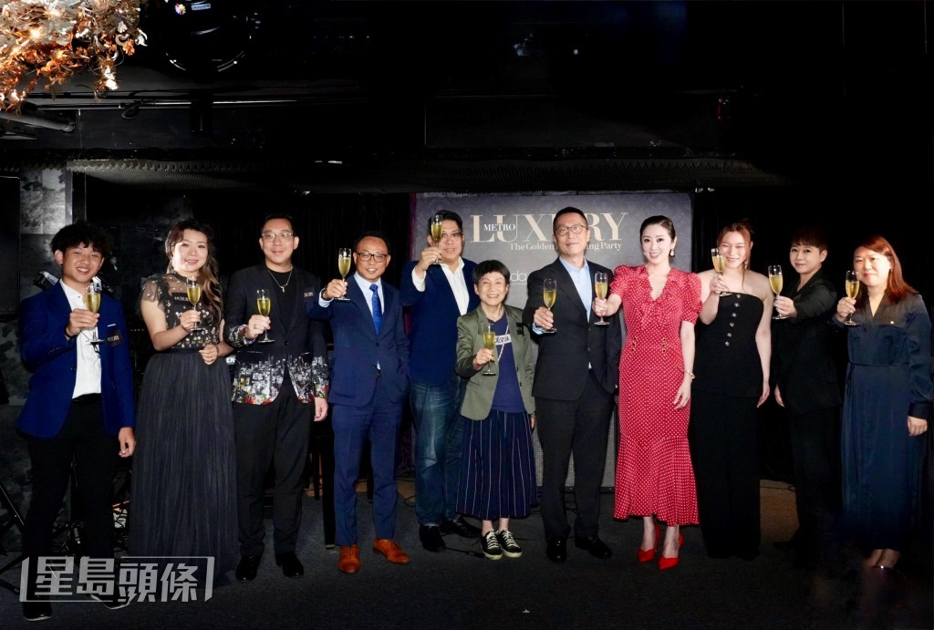 馬浚偉率領黃洛妍、高晨維、Saophone Yeh與新城管理層及嘉賓們進行祝酒儀式。