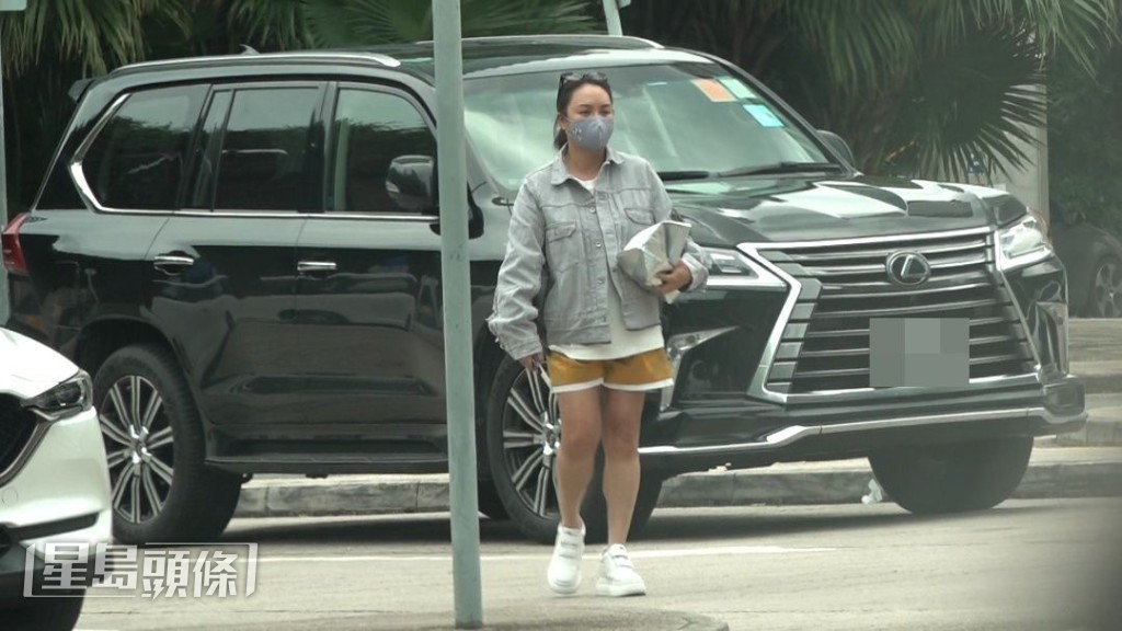 她以一身輕便裝、戴口罩,打扮低調出現。 她以一身輕便裝、戴口罩,打扮低調出現。
