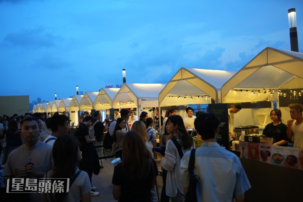 星光夜市傍晚起一连四个周五及周六晚进行。吴艳玲摄