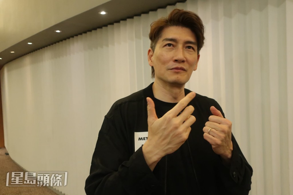他受訪時大爆自己已經改簽「一年一騷」合約。 他受訪時大爆自己已經改簽「一年一騷」合約。