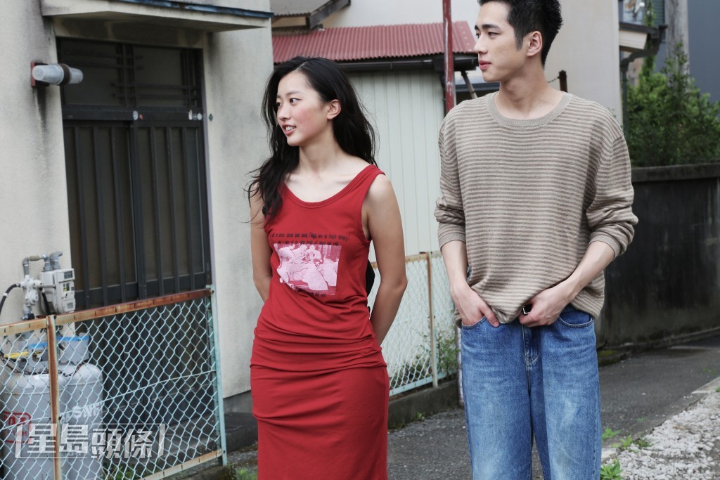 新歌MV以一對情侶「逃離城市喧鬧與煩惱」為主線。 新歌MV以一對情侶「逃離城市喧鬧與煩惱」為主線。