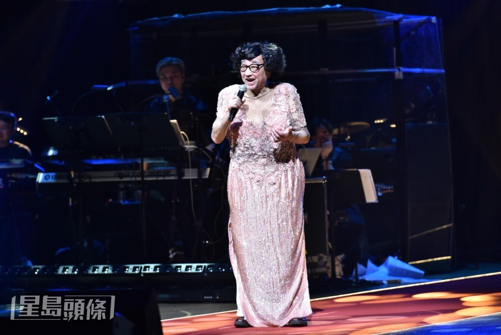 鵬哥特別扮成肥姐沈殿霞表演《碧海狂僧》。