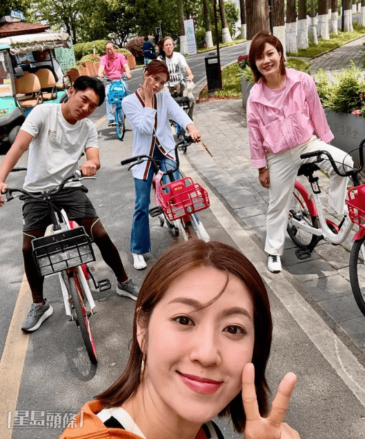 除了忙演出外,她亦份拍攝旅遊節目《養生之旅 湖北篇》。 除了忙演出外,她亦份拍攝旅遊節目《養生之旅 湖北篇》。