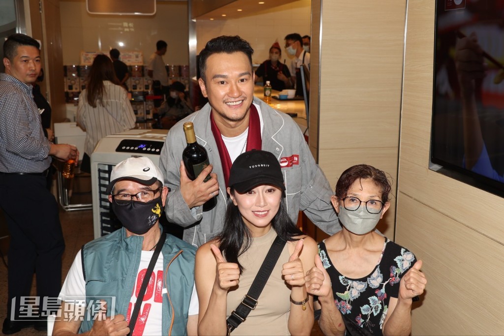  吳浩康與太太郭思琳及家人。